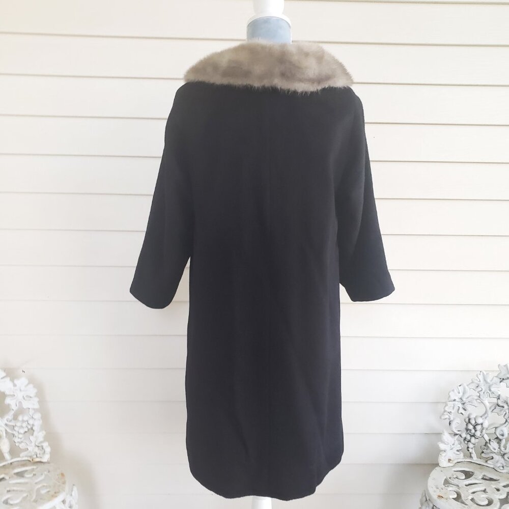 Vintage 50s/60s Dan Berne wool coat with fur trim collar and silk lining - Picture 6 of 10
